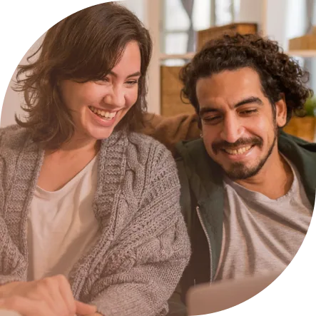 Casal sorrindo durante sessão de terapia de casal online