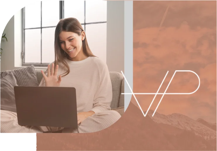 Psicóloga em atendimento online por videochamada, conexão acolhedora à distância