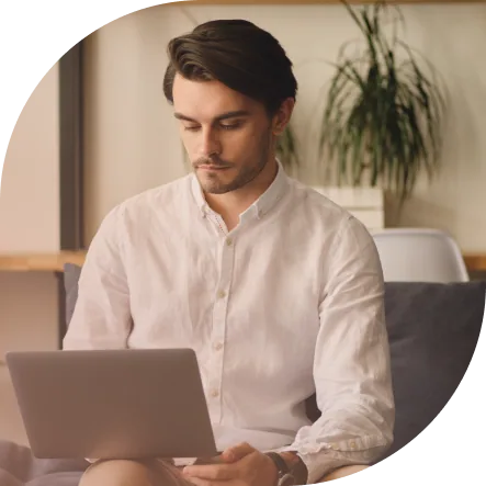 Homem trabalhando em ambiente corporativo