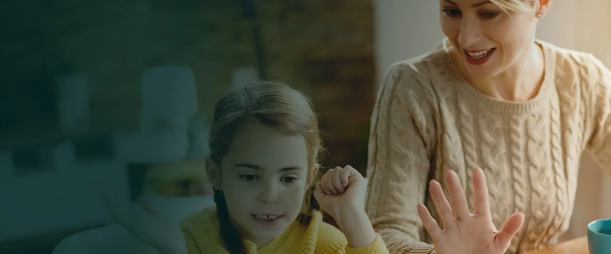 Mãe e filha sorrindo durante sessão de terapia familiar online